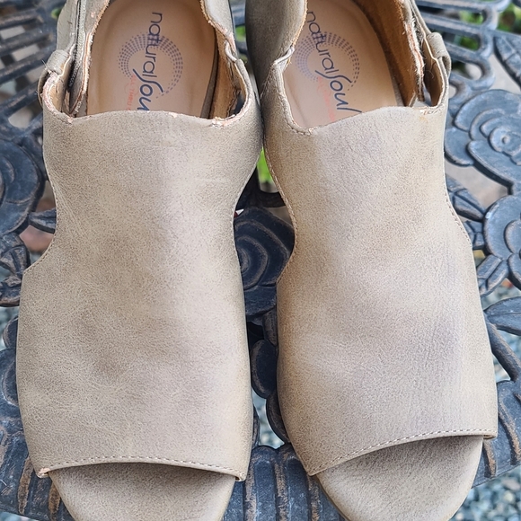 Natural Soul Women's Taupe Mules Size 7.5. Some Scratches On It. - Picture 2 of 6